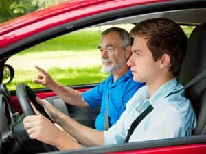 Jeune homme en conduite accompagnée